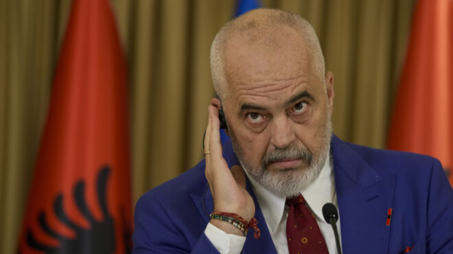 βήμα-αποκλιμάκωσης-από-ράμα-ορισε-τ-562932277