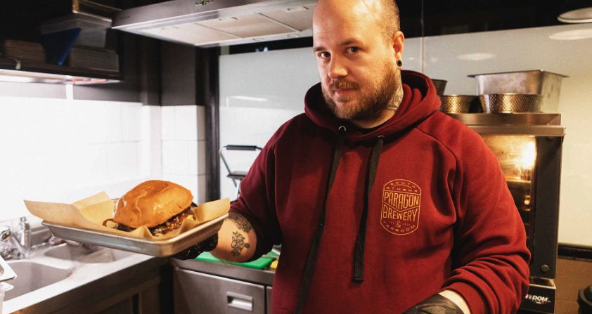 Caprus: Στο νέο σαντουιτσάδικο της Κυψέλης κλείνουν προβατίνα και παστιτσάδα σε ψωμί-1