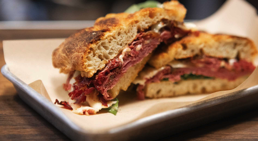 Caprus: Στο νέο σαντουιτσάδικο της Κυψέλης κλείνουν προβατίνα και παστιτσάδα σε ψωμί-3