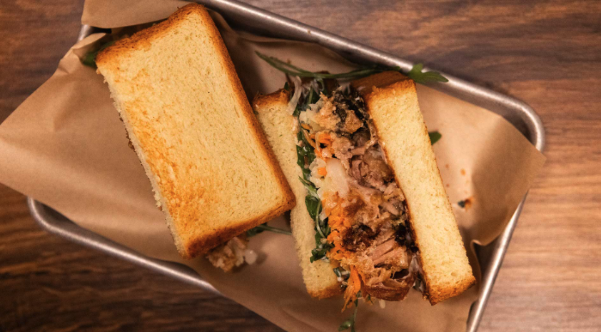 Caprus: Στο νέο σαντουιτσάδικο της Κυψέλης κλείνουν προβατίνα και παστιτσάδα σε ψωμί-4