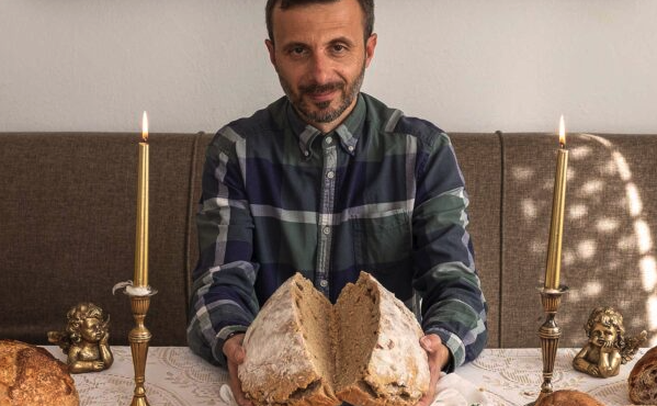 ψωμί-προζυμένιο-με-σκληρό-σιτάρι-562948159