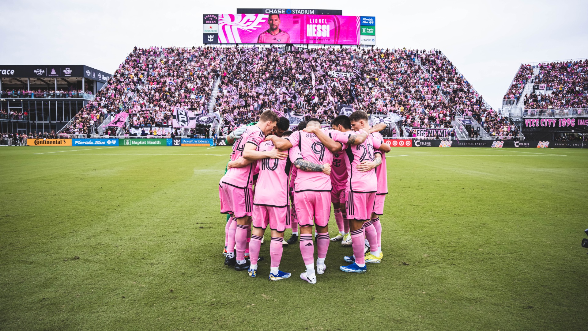 Black Bay μεν, αλλά σε ροζ – χάρη στη συνεργασία της Tudor με την Inter Miami FC-2