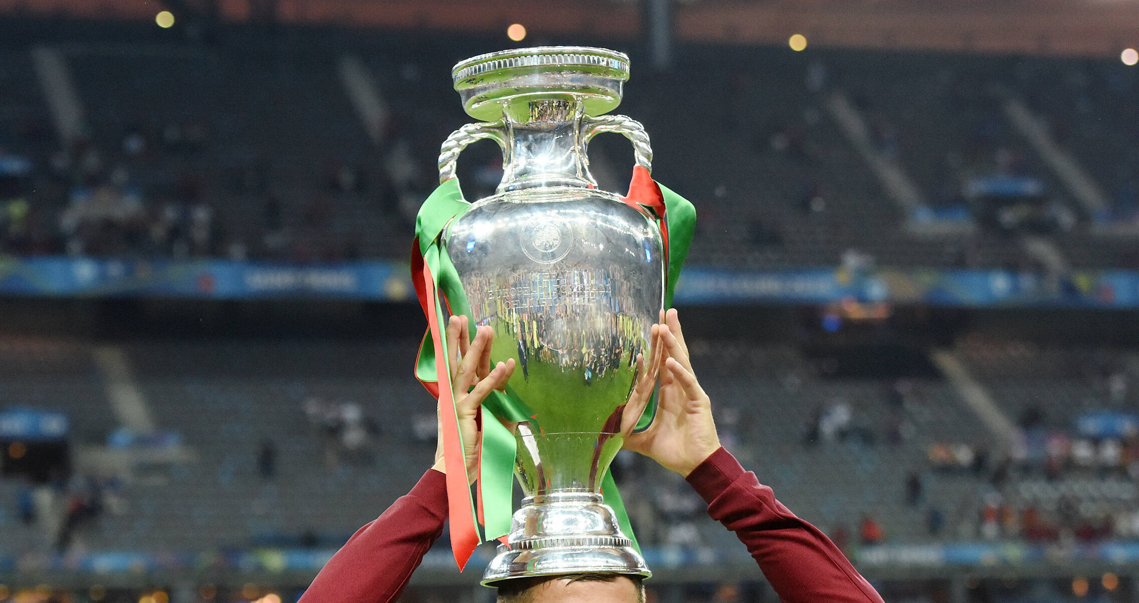 Το τρόπαιο του UEFA EURO 2024 επισκέπτεται αύριο την Αθήνα!-1