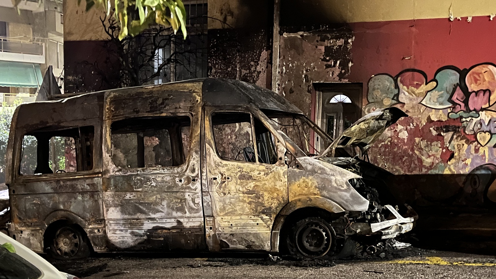 Ζωγράφου – Βίντεο: Οχήματα παραδίνονται στις φλόγες μετά την εμπρηστική επίθεση-3