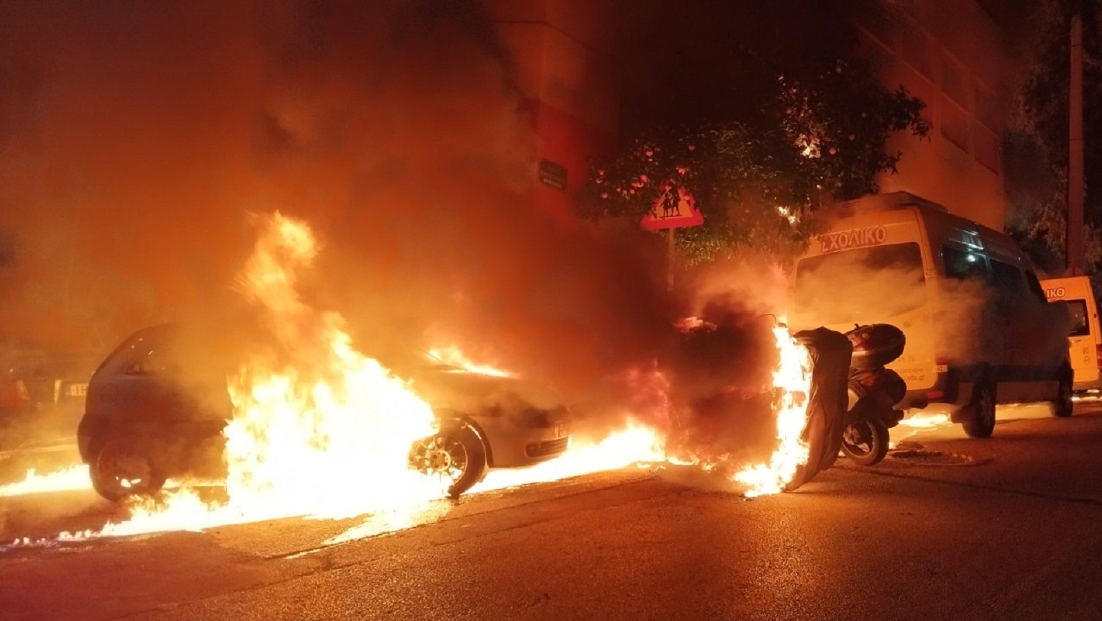 Εμπρηστική επίθεση στου Ζωγράφου – Εκαψαν σχολικά, αυτοκίνητα και μοτοσικλέτες-4