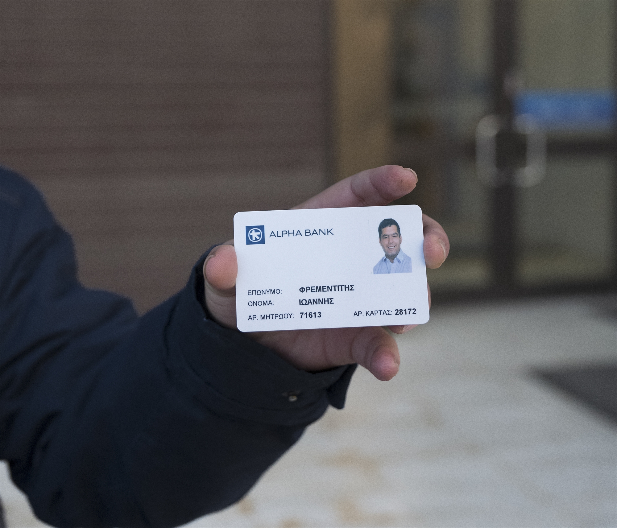 Χτυπούν την κάρτα τους με ενθουσιασμό-2