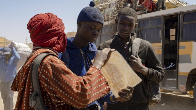 μετανάστες-στο-ταξίδι-της-ελπίδας-562937368