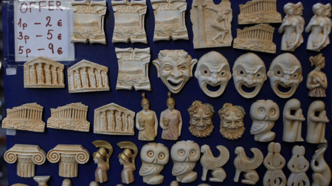 από-το-χουντικό-κιτς-στον-φραπέ-της-σάτ-562957369