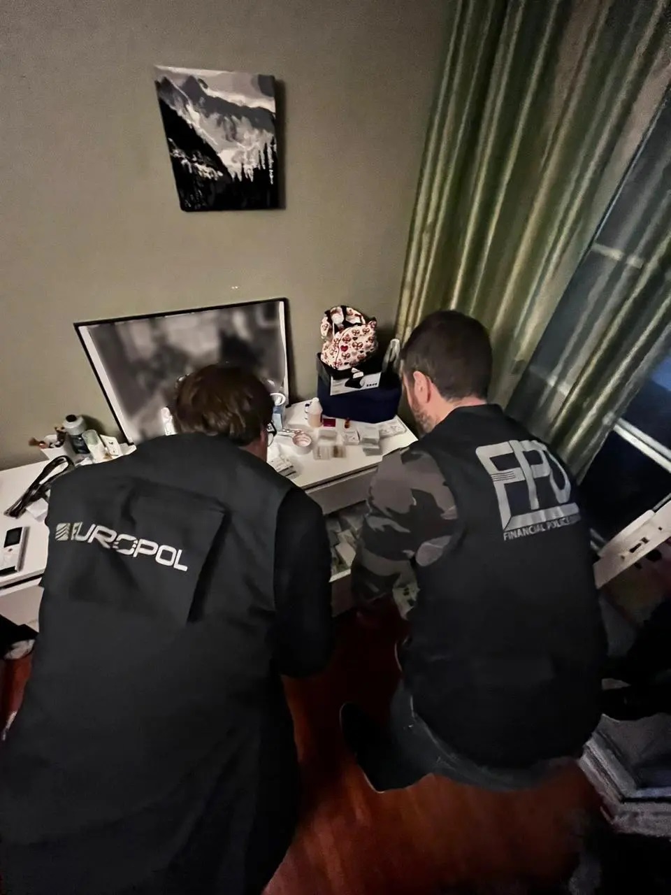 Εξαρθρώθηκε διεθνής σπείρα που διακινούσε αναβολικά και ναρκωτικά – Πέντε συλλήψεις-3