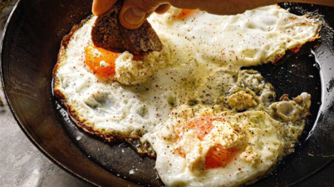 αυγά-με-τη-στάκα-από-την-κρήτη-562934032