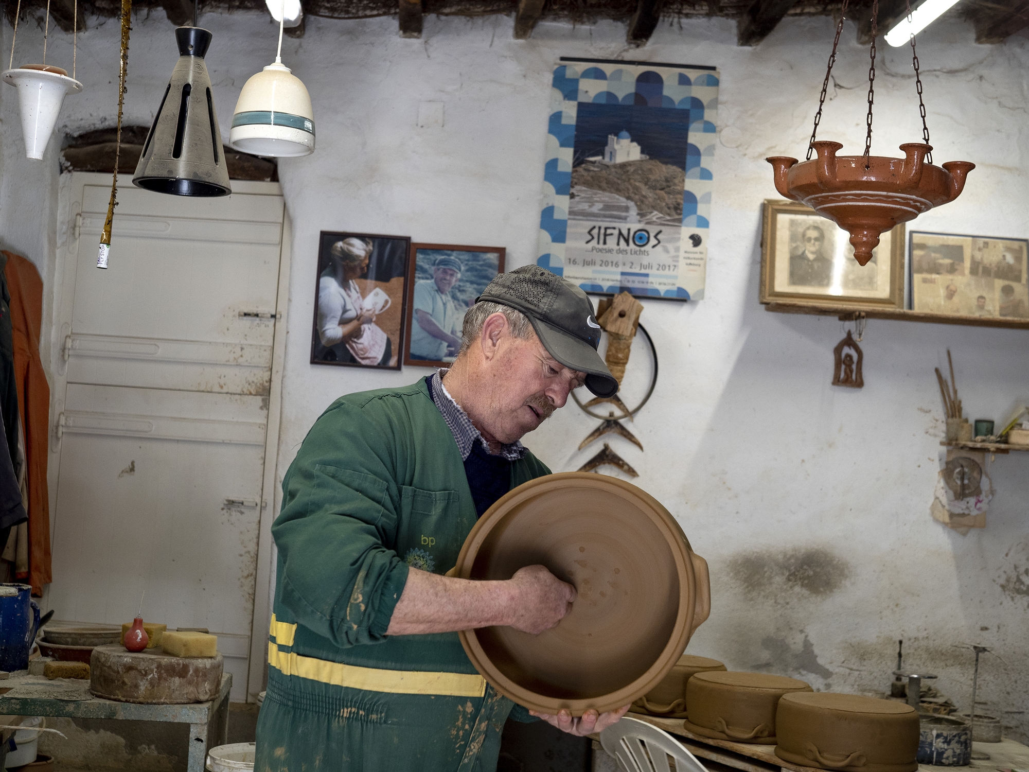 Σίφνος, εκεί όπου οι βίλες πολιορκούν τις θεμωνιές-12