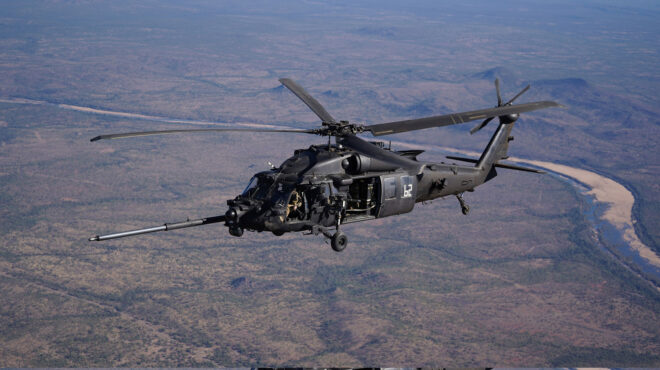 εντός-και-εκτός-τα-ελικόπτερα-black-hawk-σε-προ-562922710