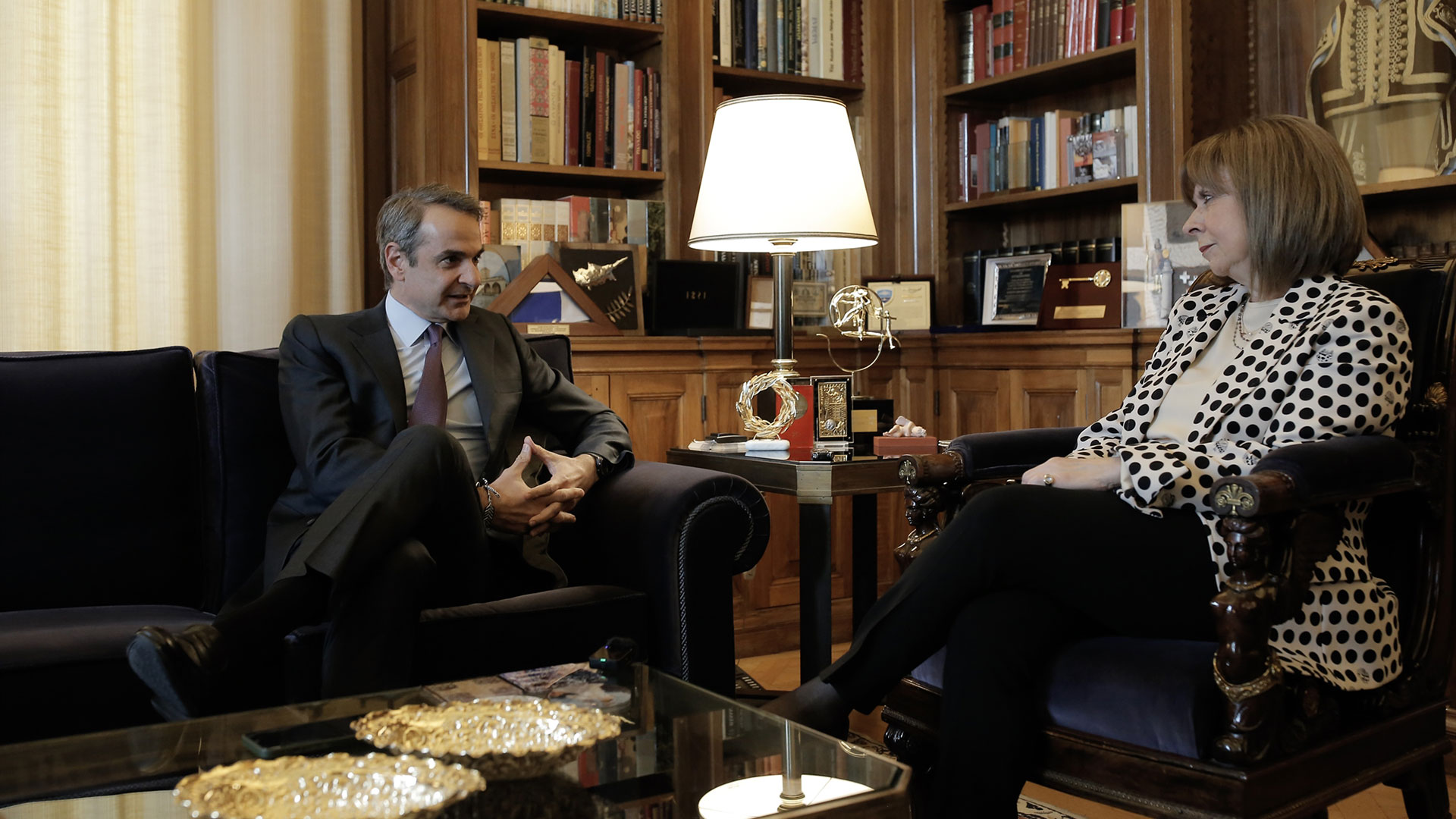 Κυβέρνηση: Με το βλέμμα προς τα δεξιά-1