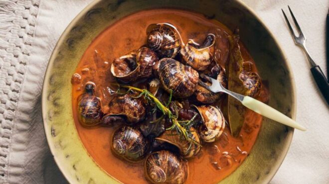 χοχλιοί-με-κρεμμύδι-και-γλυκό-κρασί-562949089