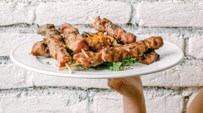 χοιρινά-σουβλάκια-με-πάπρικα-562916401