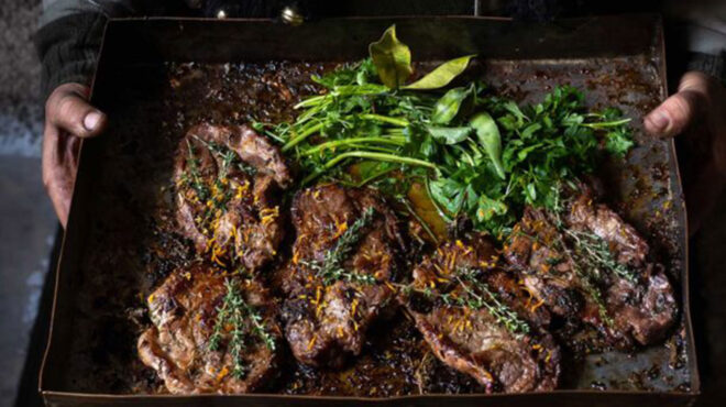 χοιρινές-μπριζόλες-στον-φούρνο-μαριν-562925839