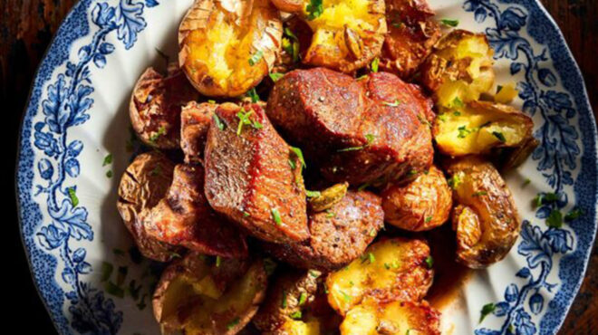 χοιρινό-αφέλια-με-πατάτες-αντιναχτές-562930213