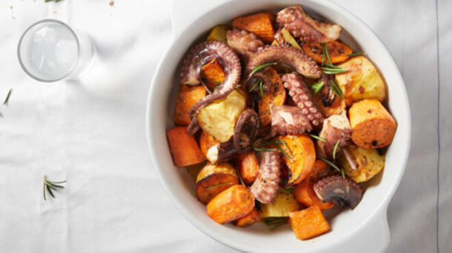 χταπόδι-με-λαχανικά-στη-γάστρα-562916389