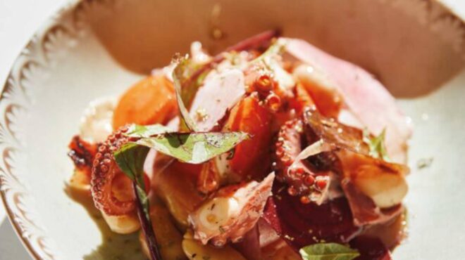 χταπόδι-βραστό-με-φασόλια-πιάζ-και-ωμέ-562942351