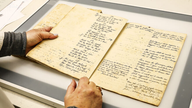 η-κ-στο-εργαστήριο-συντήρησης-χειρο-562940740