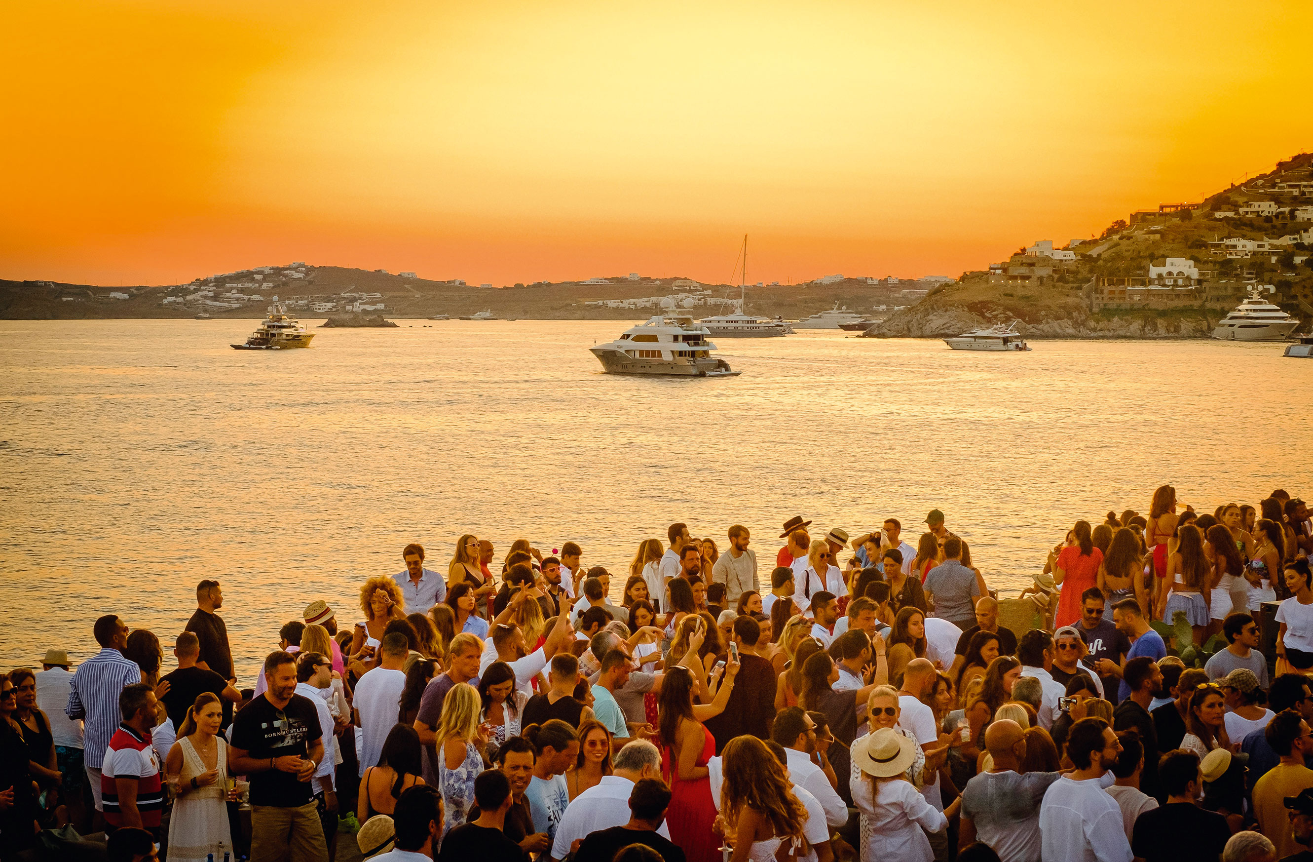 Η Μύκονος, θύμα της υπερβολής της-1