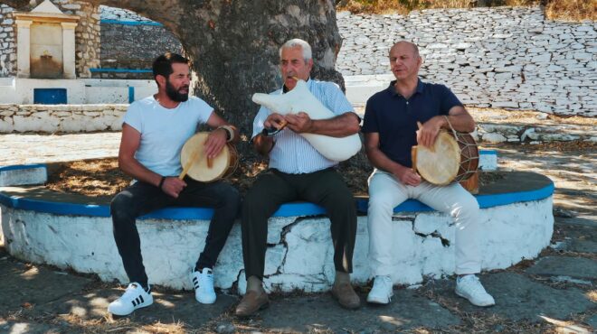 ο-τσαμπουνιέρης-φυσάει-τα-βάσανά-του-562956703