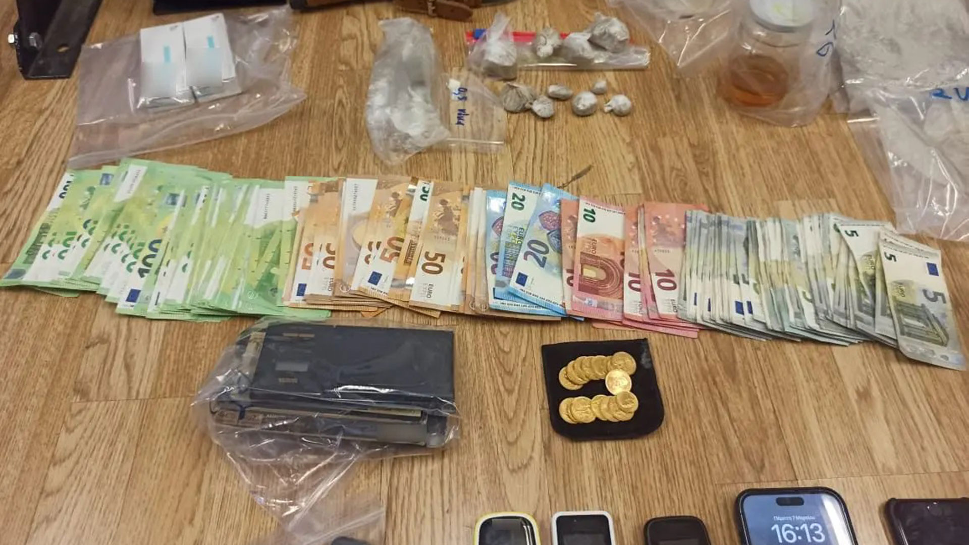 ΕΛ.ΑΣ.: Εντοπίστηκε εργαστήριο νόθευσης ναρκωτικών – Κατασχέθηκε βαρύς οπλισμός-2