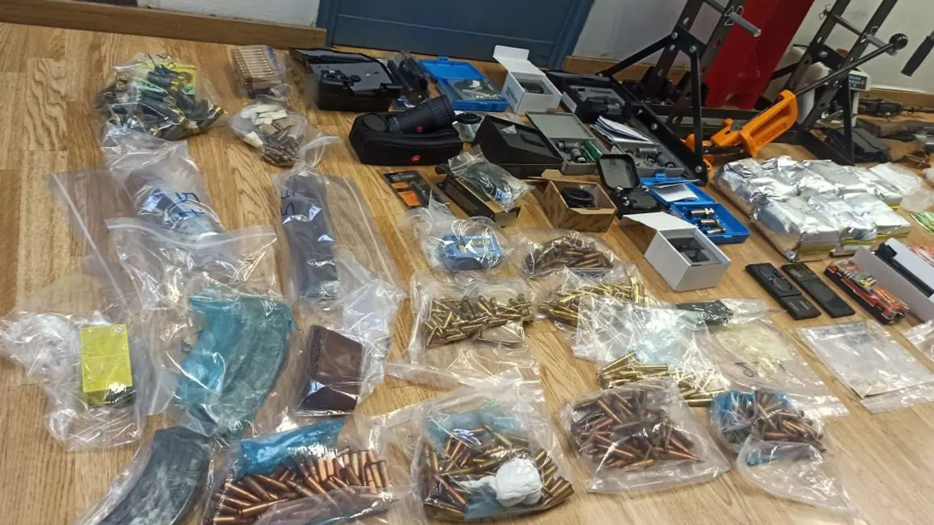 ΕΛ.ΑΣ.: Εντοπίστηκε εργαστήριο νόθευσης ναρκωτικών – Κατασχέθηκε βαρύς οπλισμός-1