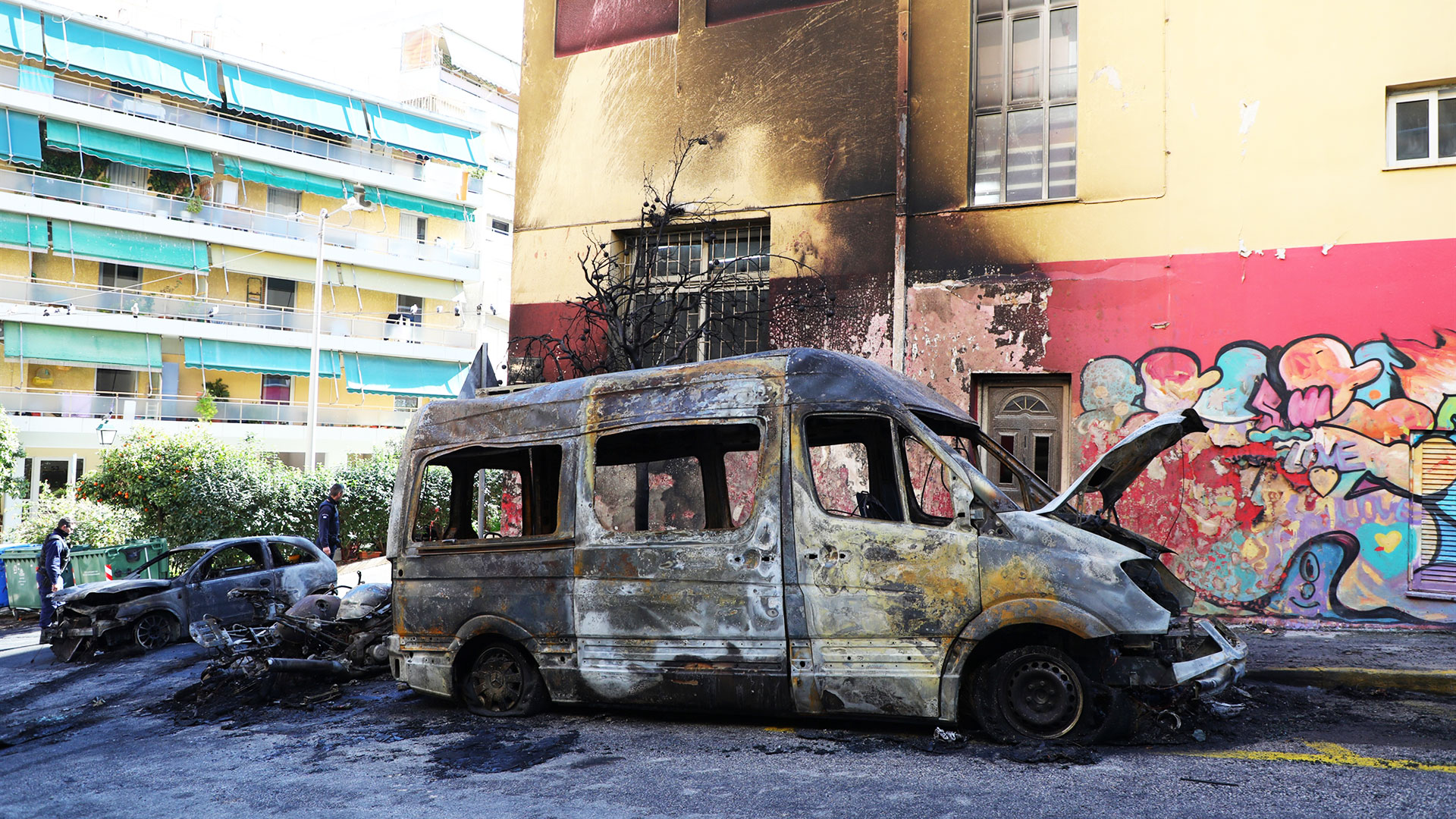 «Οποτε έχουν πάρτι, καίνε το σύμπαν» – Μαρτυρίες κατοίκων του Ζωγράφου και των Εξαρχείων στην «Κ»-1
