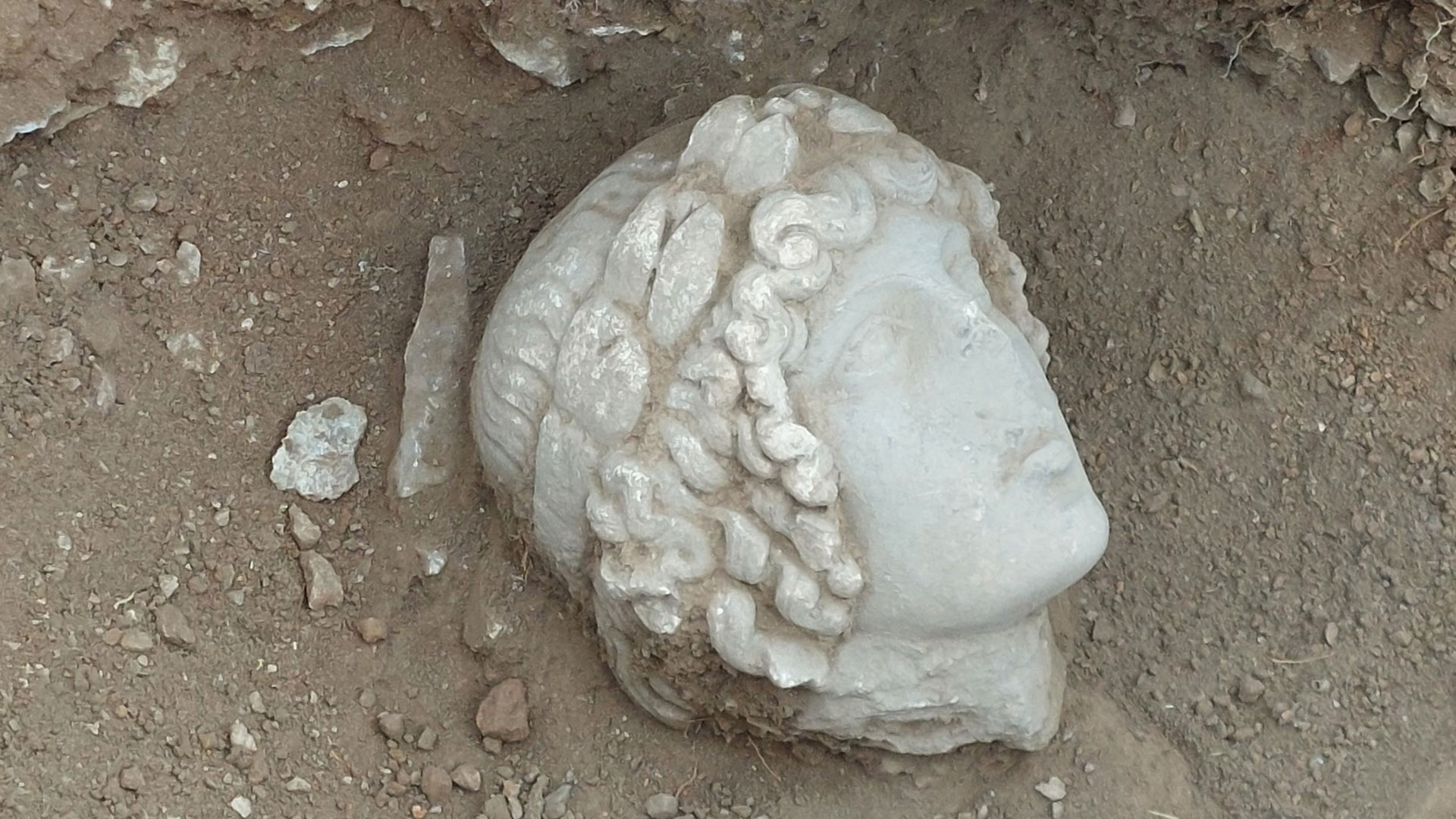 Ανασκαφή Φιλίππων: Μαρμάρινη «κεφαλή του Απόλλωνα» στα ευρήματα του 2023-2