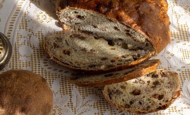 ψωμί-με-καρύδια-και-σταφίδες-562957357