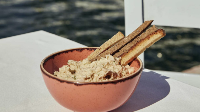 η-περίφημη-ταραμοσαλάτα-της-μαριωρής-562937479