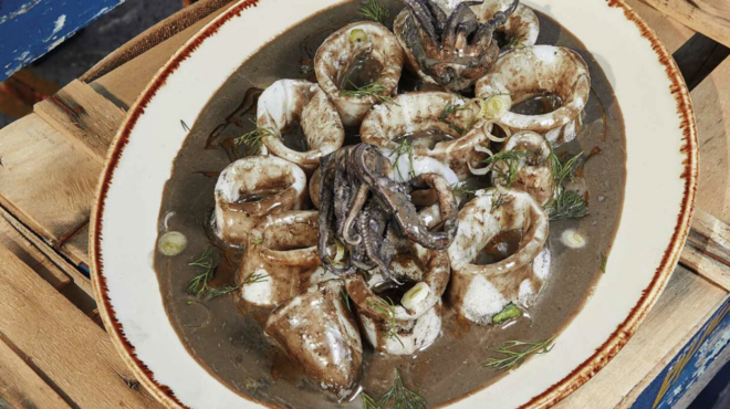 καλαμάρια-μαγειρεμένα-στο-μελάνι-του-562940974