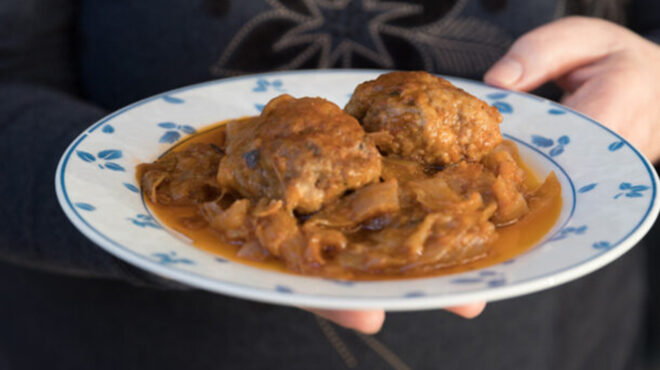 κεφτέδες-με-κρεμμυδάτη-σάλτσα-562940209