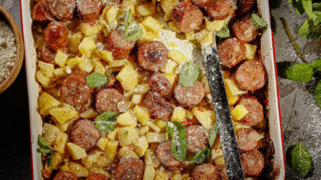 λουκάνικα-πρόβεια-στον-φούρνο-με-πατά-562952938