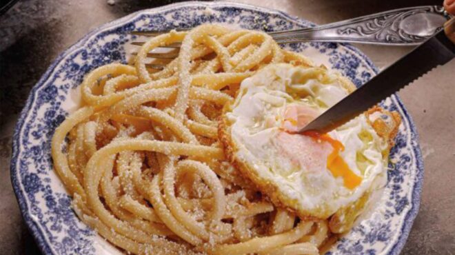 μακαρονάδα-τσουχτή-με-αυγό-και-μυζήθρ-562922326