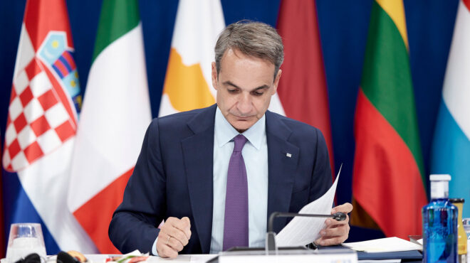 κυβέρνηση-με-το-βλέμμα-προς-τα-δεξιά-562939003