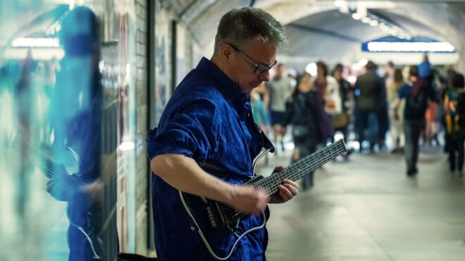 λονδίνο-πλανόδιοι-μουσικοί-περνάνε-α-562941556