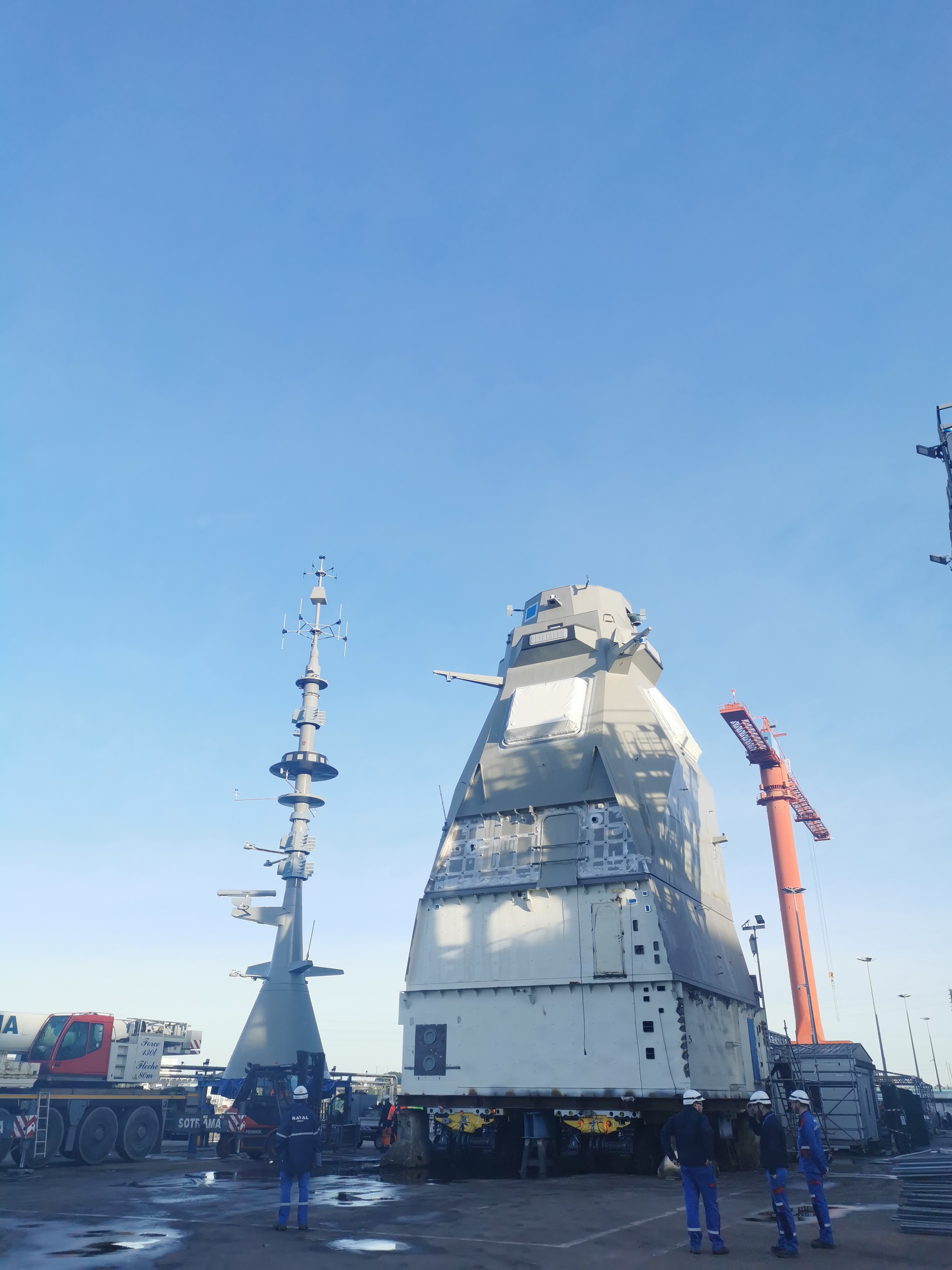 Φρεγάτα «Νέαρχος»: Τοποθετήθηκε ο κεντρικός ιστός PSIM-2