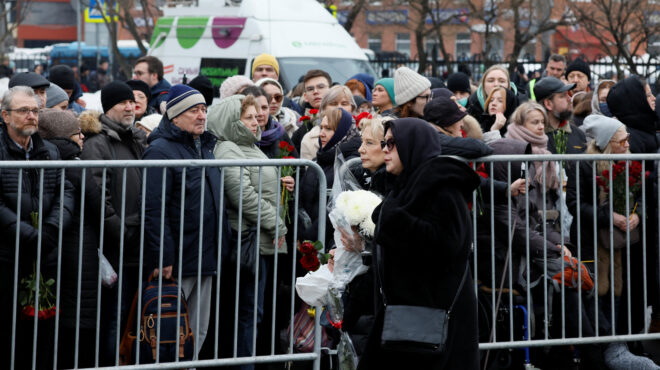 πλήθος-κόσμου-παρά-τα-δρακόντεια-μέτρ-562910521