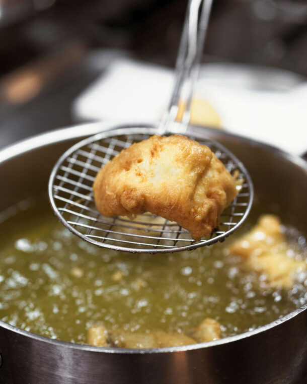 Παραδοσιακός μπακαλιάρος σε κουρκούτι από τον Σωτήρη Ευαγγέλου, με δύο σκορδαλιές-3