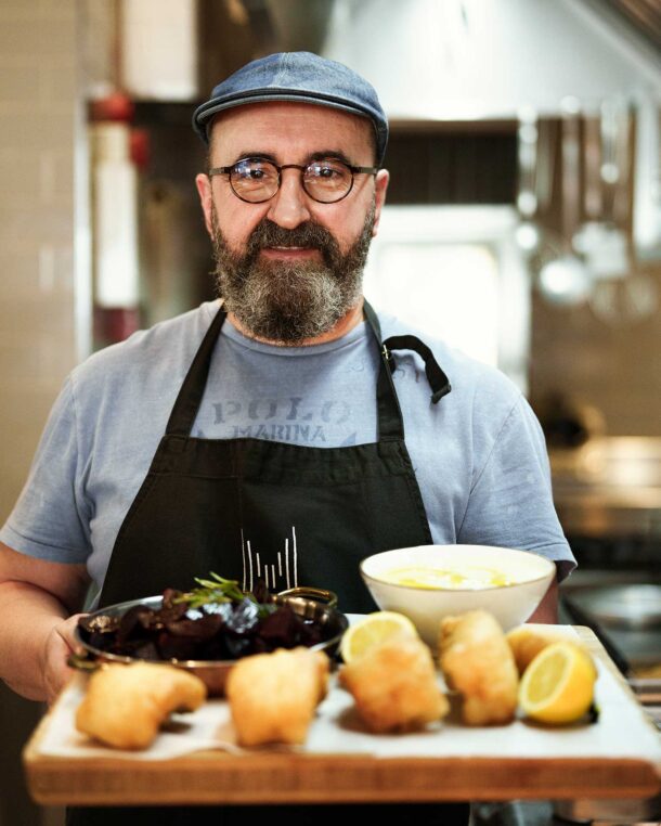 Παραδοσιακός μπακαλιάρος σε κουρκούτι από τον Σωτήρη Ευαγγέλου, με δύο σκορδαλιές-1