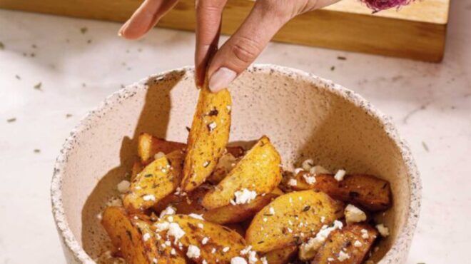 πατάτες-φούρνου-πικάντικες-με-φέτα-κα-562922335