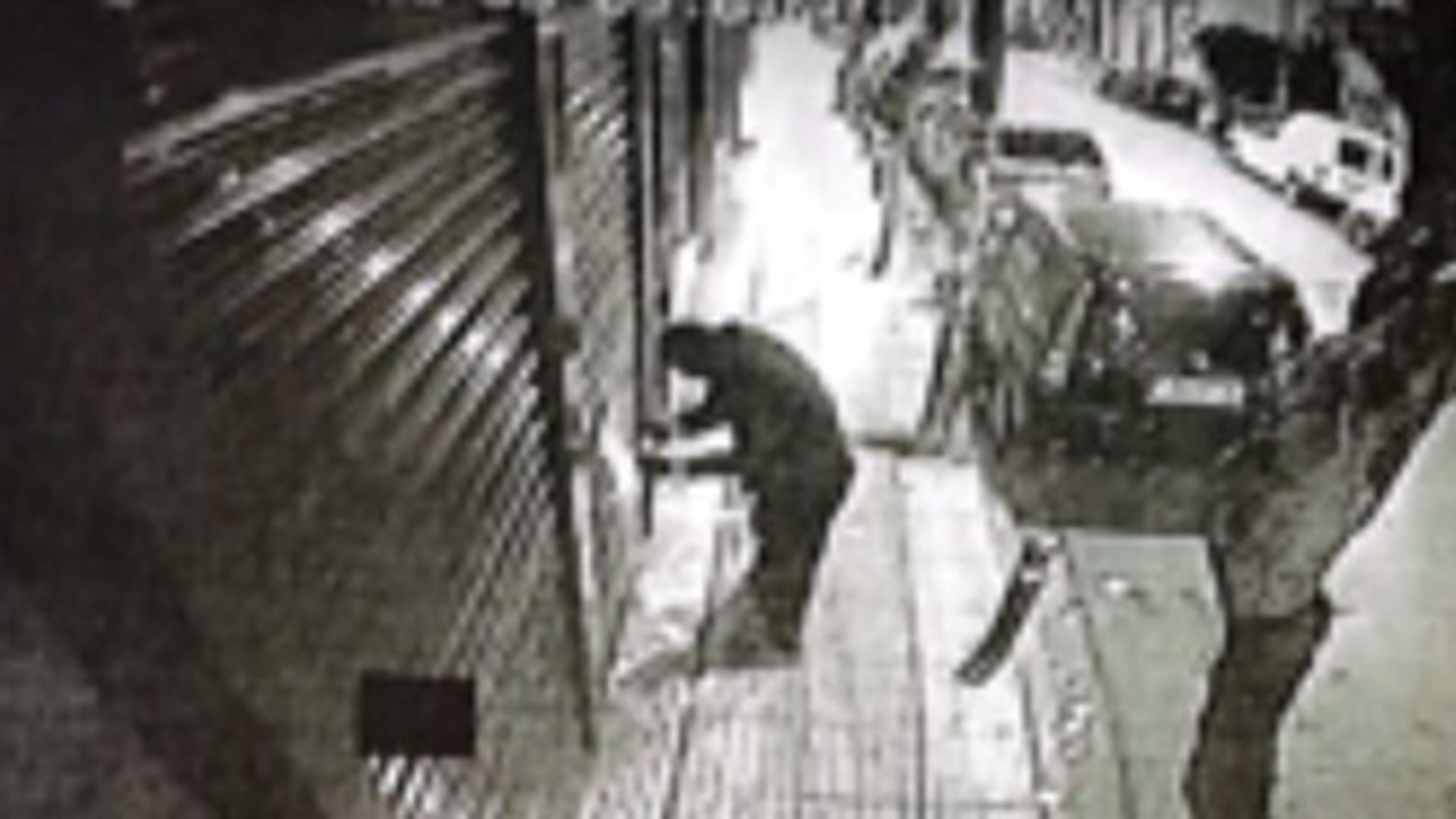 Εκρηξη στα Πετράλωνα: Φωτογραφίες από τη στιγμή που οι δράστες τοποθετούν τη βόμβα-1