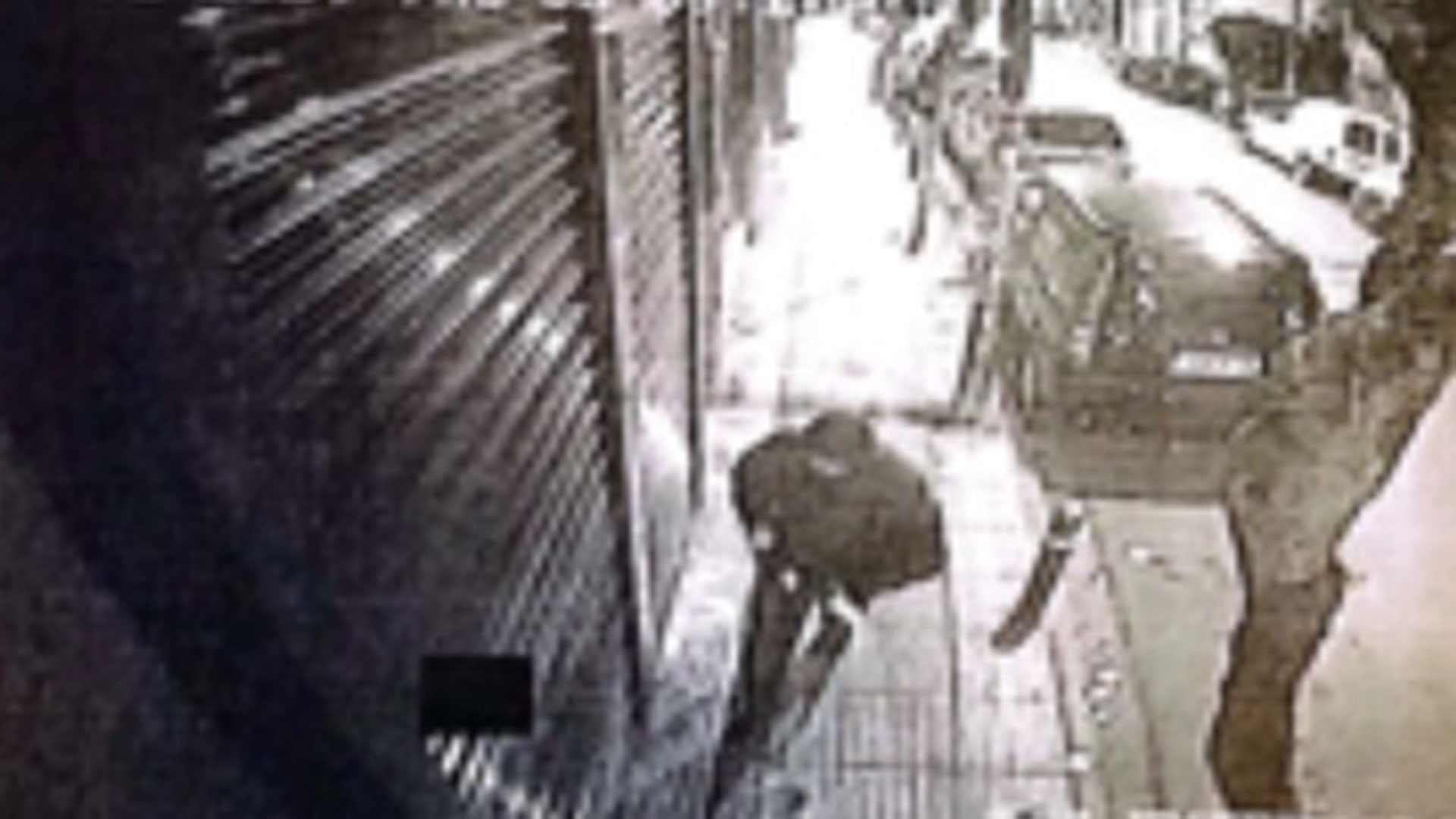 Εκρηξη στα Πετράλωνα: Φωτογραφίες από τη στιγμή που οι δράστες τοποθετούν τη βόμβα-2