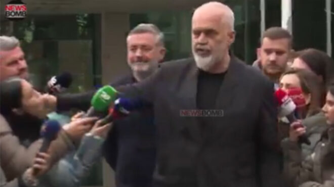 αλβανία-ο-ράμα-έσπρωξε-γυναίκα-δημοσι-562939435