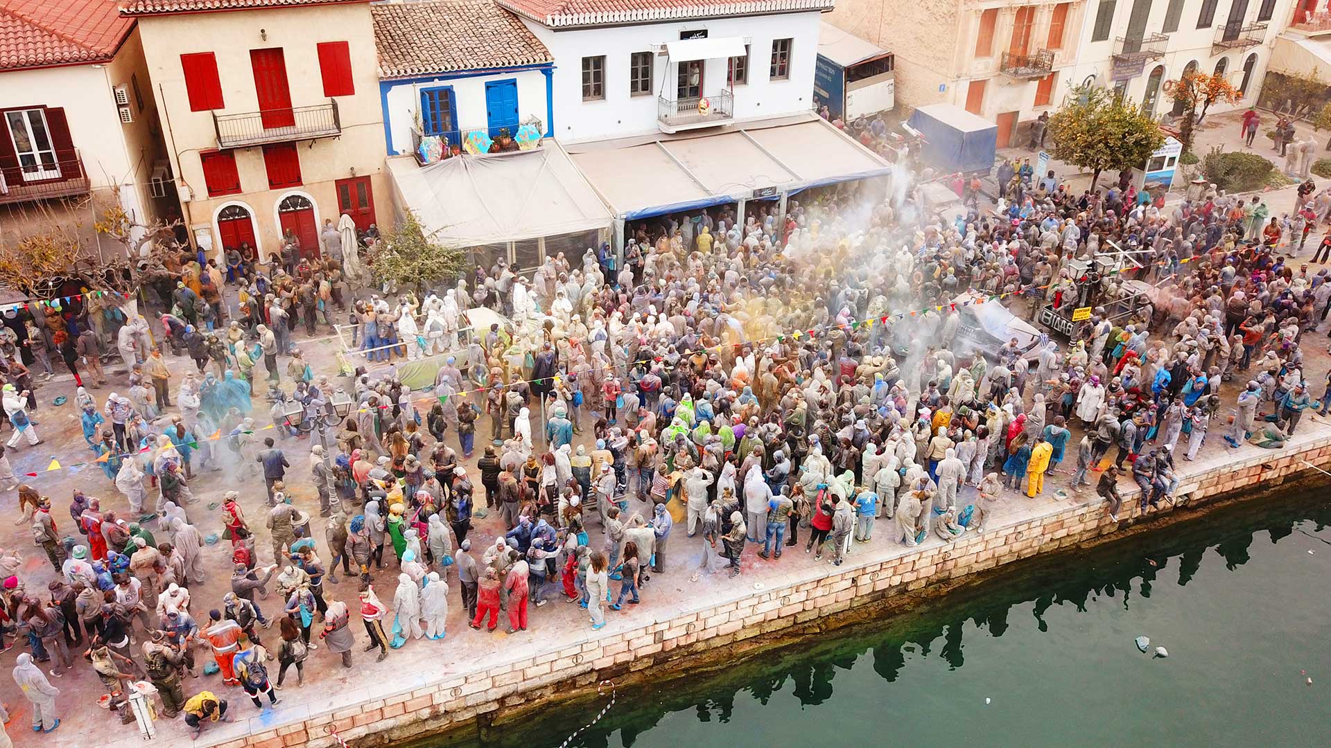 Αλευρομουτζούρωμα στο Γαλαξίδι: Το πιο πολύχρωμο έθιμο της Καθαράς Δευτέρας-2