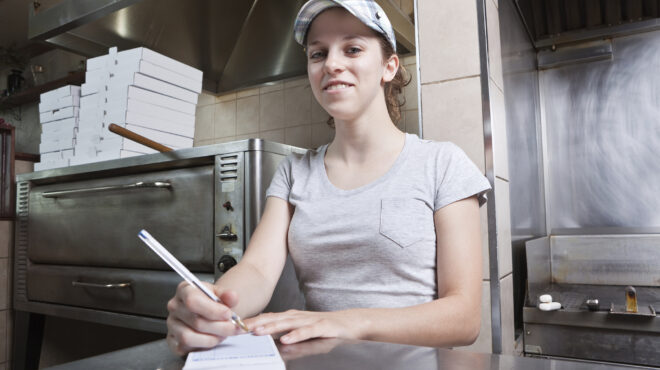 κατώτατος-μισθός-στον-εργαζόμενο-επι-562954858