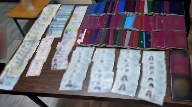 δύο-συλλήψεις-για-πλαστά-ταξιδιωτικά-562941562