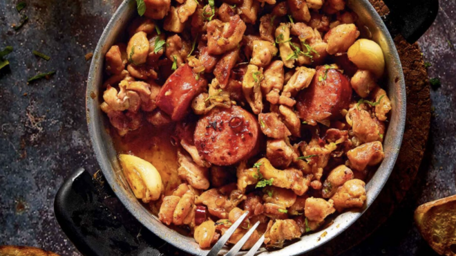 τηγανιά-με-κοτόπουλο-λουκάνικα-και-μπ-562918798